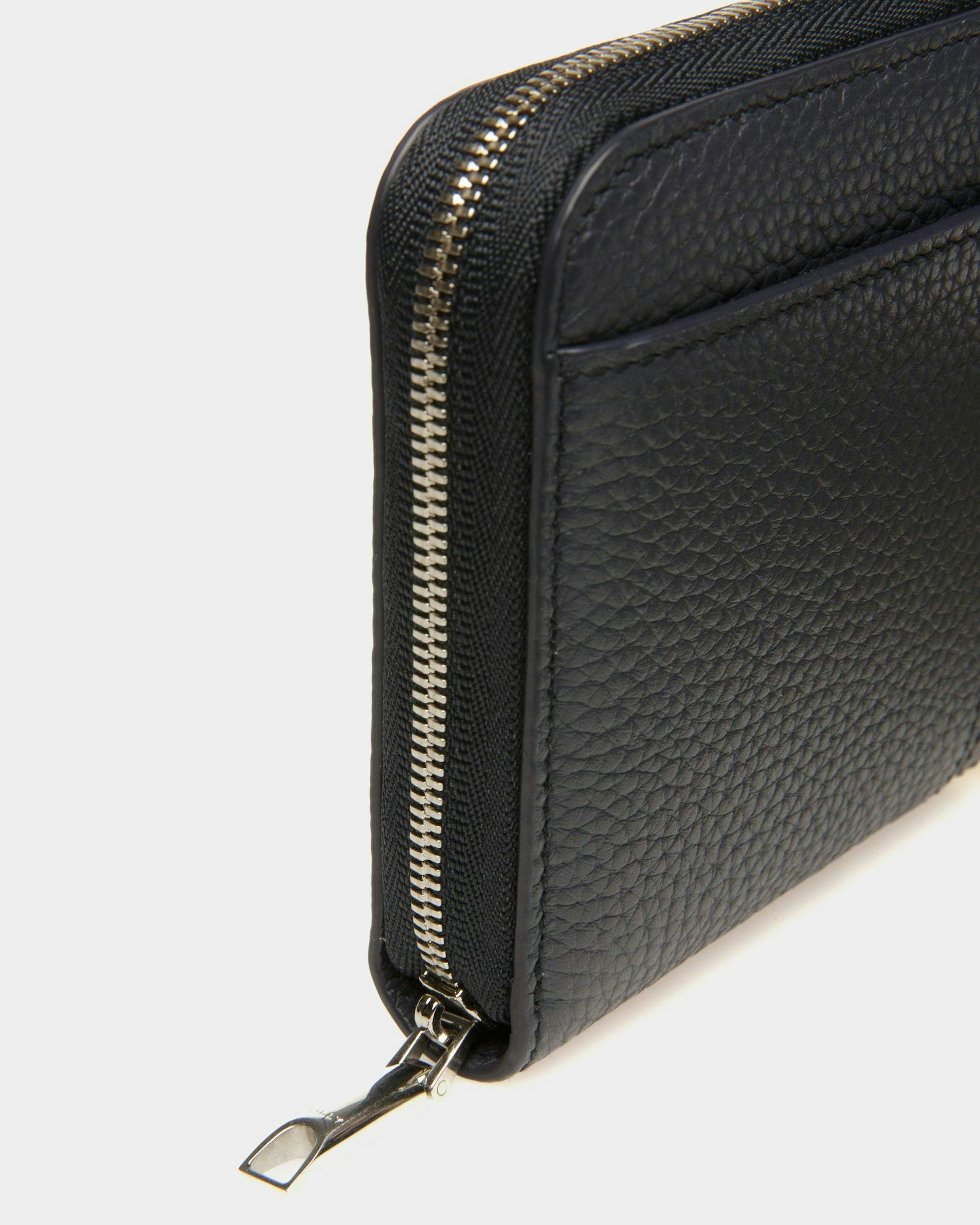 Men's Ribbon Zip Around Wallet In Midnight Leather | Bally | Still Life Detail