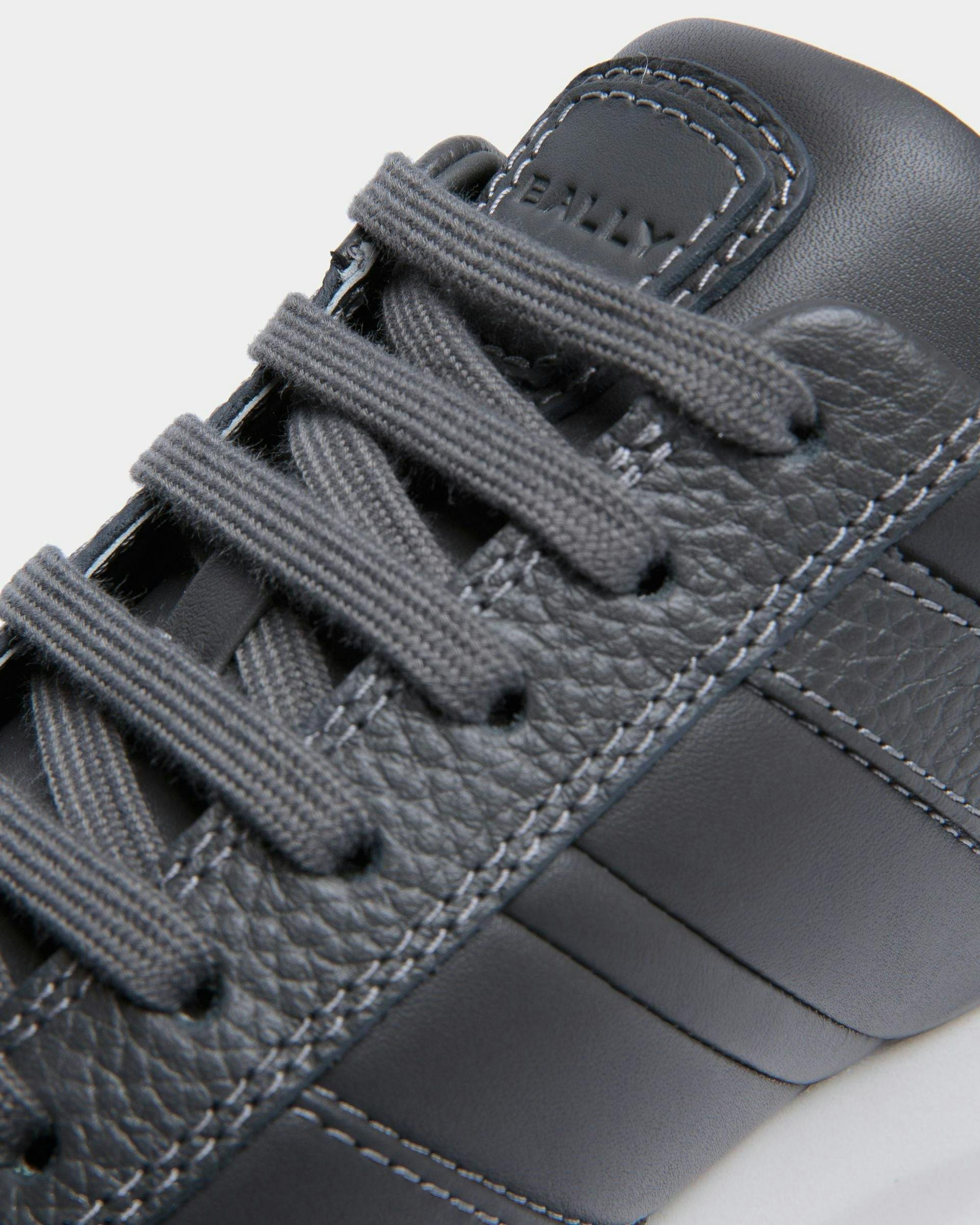 Men's Outline Sneaker In Grey Grained Leather | Bally | Still Life Detail