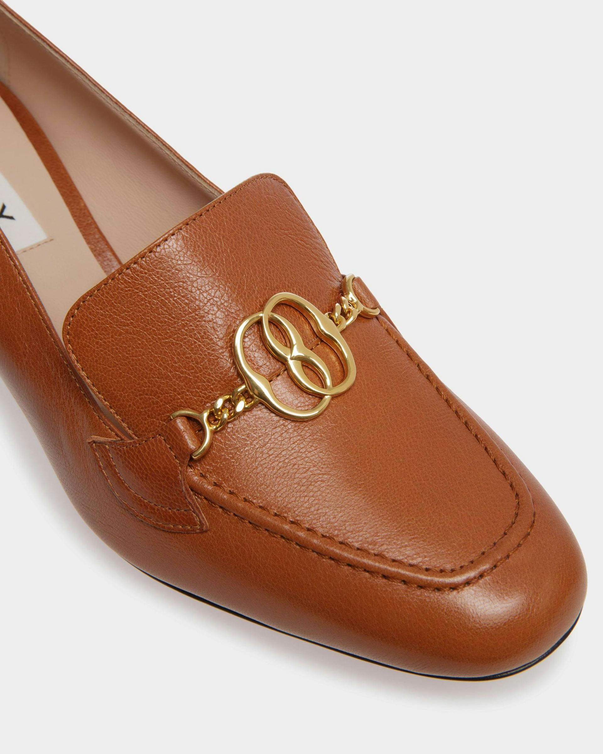 Women's Emblem Pumps In Brown Leather | Bally | Still Life Detail
